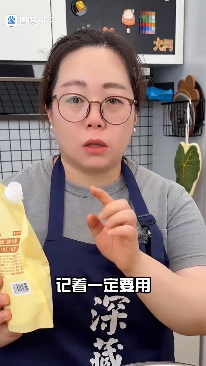 ·首先主材的茄子可以选长茄子，两根就够了，长的、圆的其实都可以。这道菜我其实建议