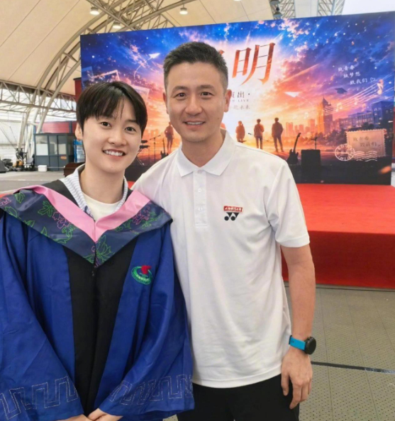 杨晨大神 陈雨菲从上海体育大学硕士毕业，蔡赟到场送祝福 🎓🎉 的幸陈雨菲萨尔