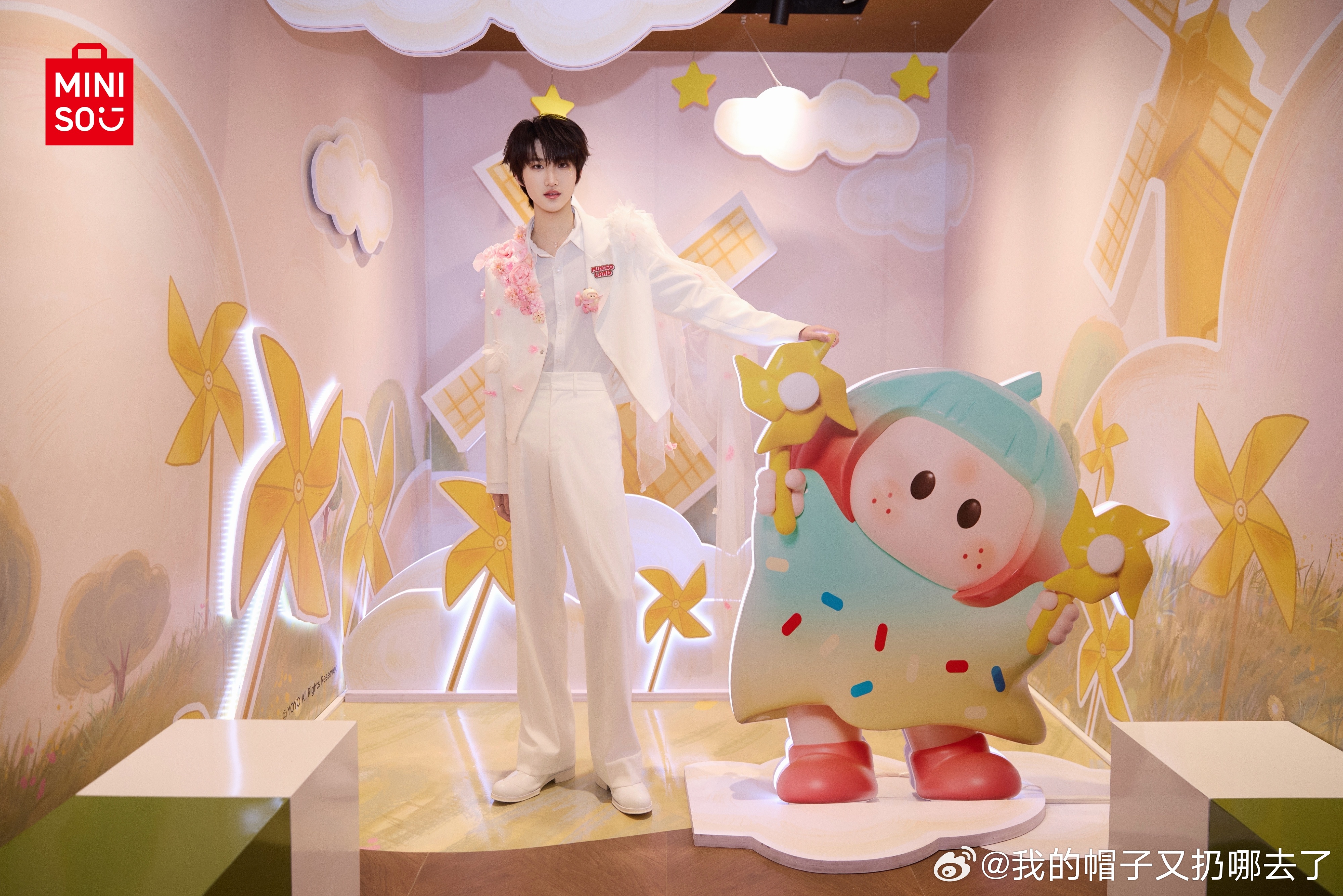 全深圳都在偶遇春日版黄朔黄朔现身深圳罗湖minisoland，白西装搭配粉色YO