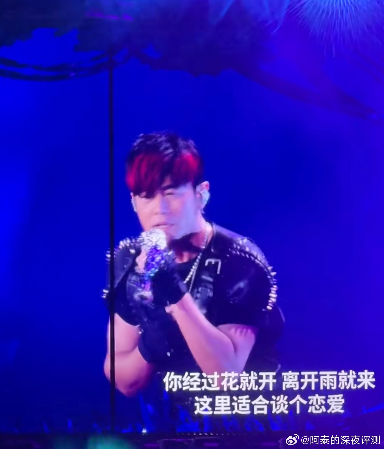 朋友圈好多去看了周杰伦杭州演唱会周杰伦演唱会还唱了新歌！！唱了《那天下雨了》，杭