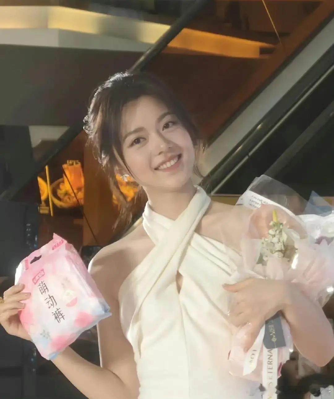 感觉赵今麦长开了，成大美女了，身材管理得好好啊！ ​​​