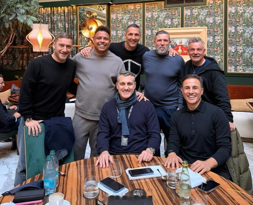 一张白发大爷们的合影，凝聚了我们的看球青春。这里面，有几位换到现在，转会费都是两