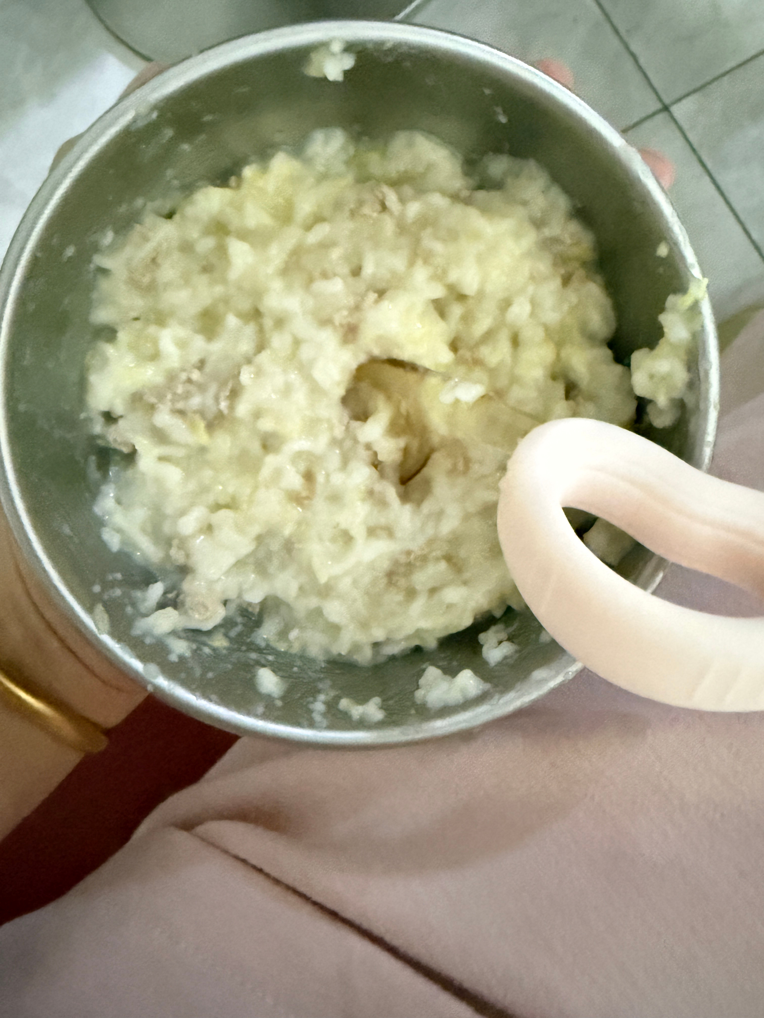 老母亲心血来潮煮了烂面条，看起来就难吃，还好宝宝捧场[允悲] ​​​