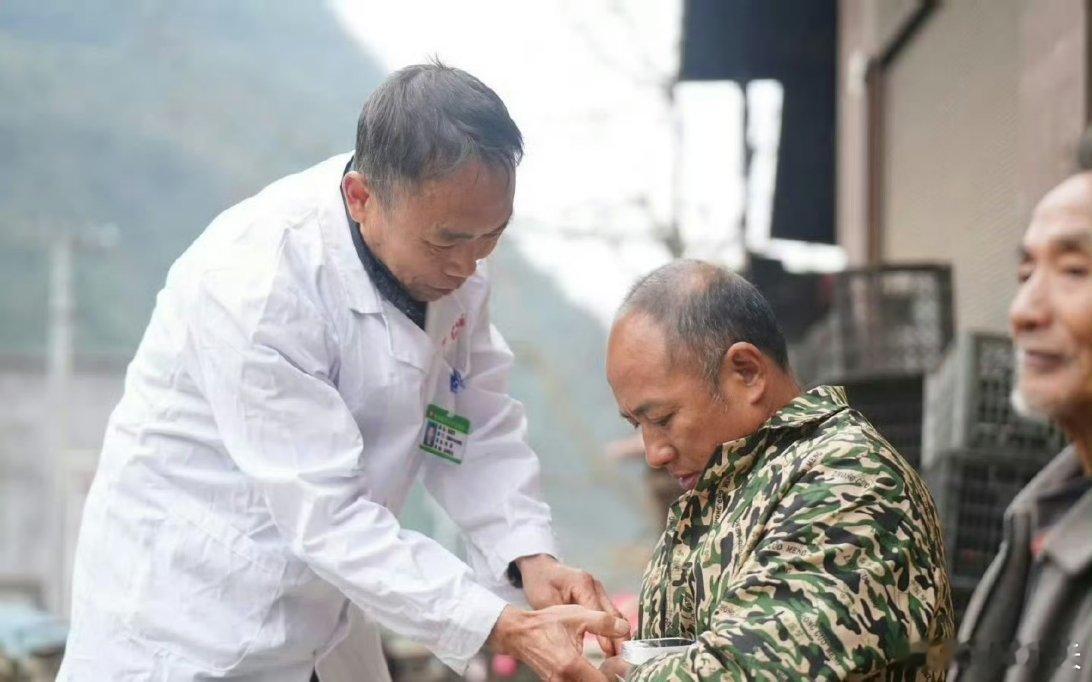全国首批用上AI助手的村医科技就该往基层走。不是花架子，是真帮忙！守护乡亲健康，