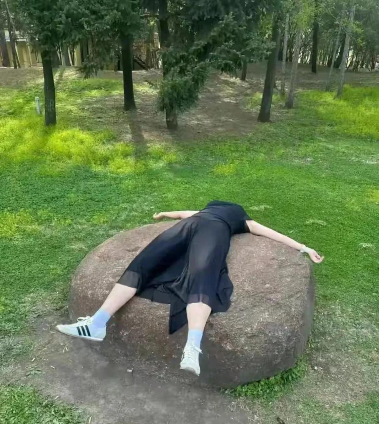 网上有专家说，盛夏高温季节，在40度以上的石头上，女人每天中午平躺或静坐一个小时