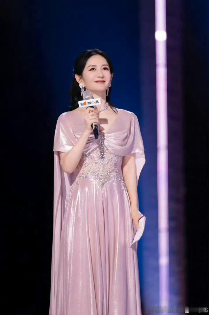 谢娜说江语晨是进步女一谢娜直言江语晨是本次的进步女一，肉眼可见她在舞台不断突破自