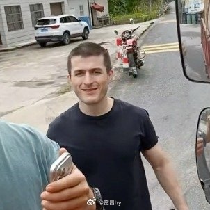 外国网红中国搭便车的视频火到国外善良的中国人 西安·华严寺
