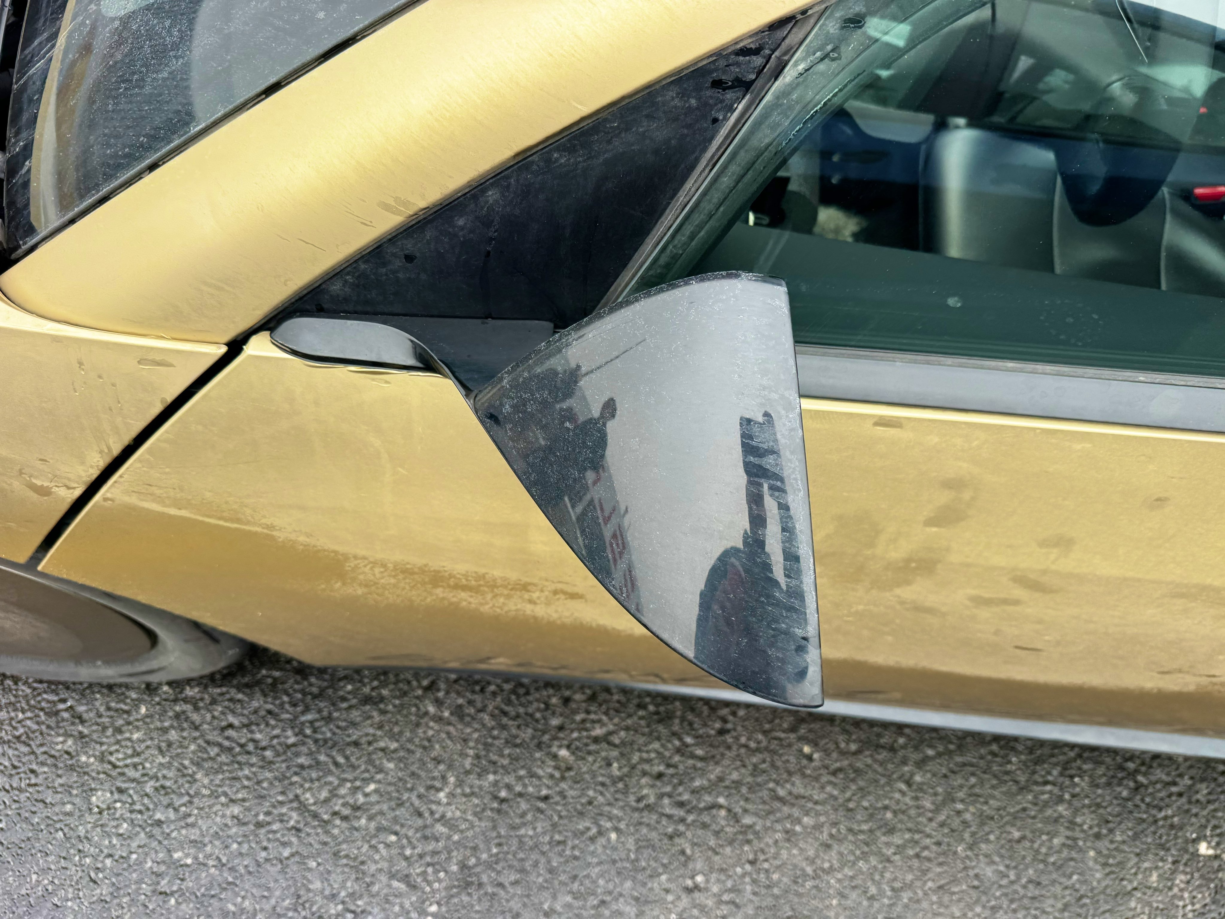 特斯拉Cybercab后视镜特写 