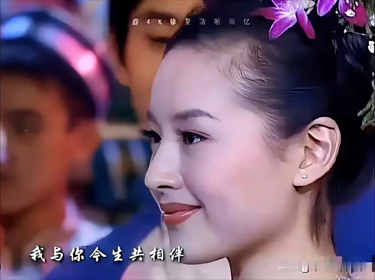 你知道吗？反正我是第一次听说。

2000年春晚，谢霆锋、董洁合唱《今生共相伴》