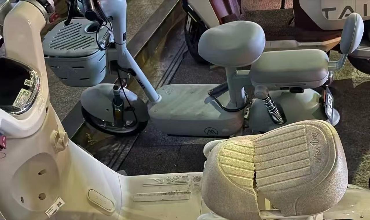 牛马的天塌了，这真是质量问题。

我本来打算结婚后买一辆宽敞快捷的电动车方便带对