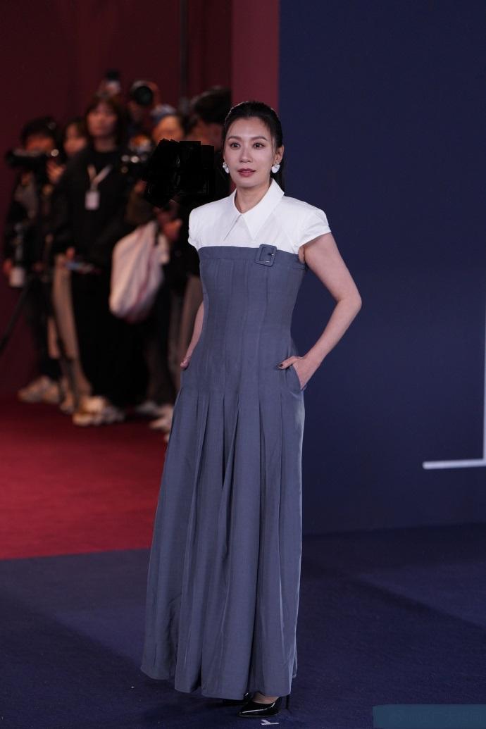 最近贾静雯在上海出席时尚活动，她这次搭配拼色风格的服饰，看上去特别的靓丽。

贾