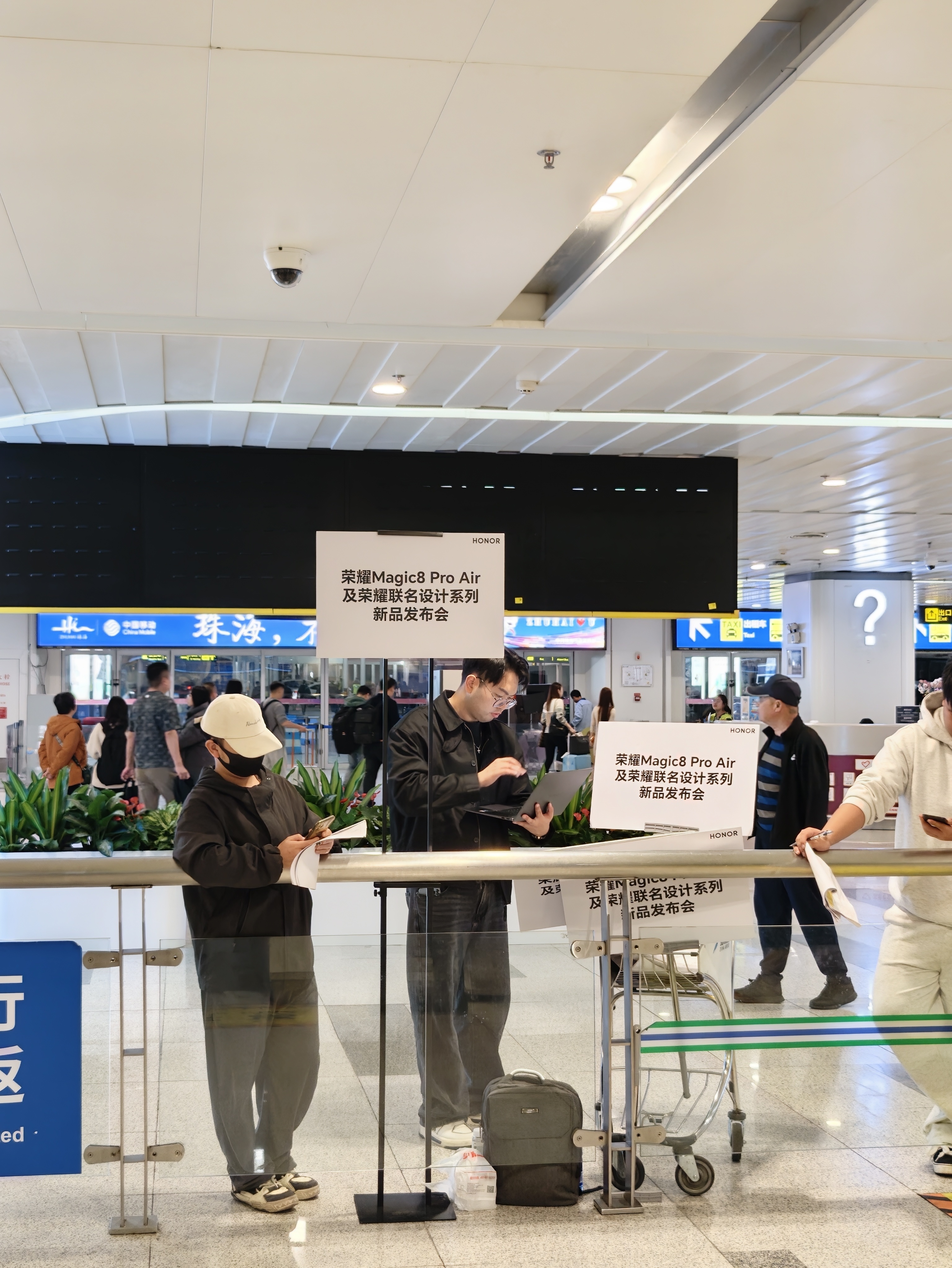 顺利抵达珠海辛苦荣耀小伙伴深夜接机明天，荣耀Magic 8 ProAir见！ 