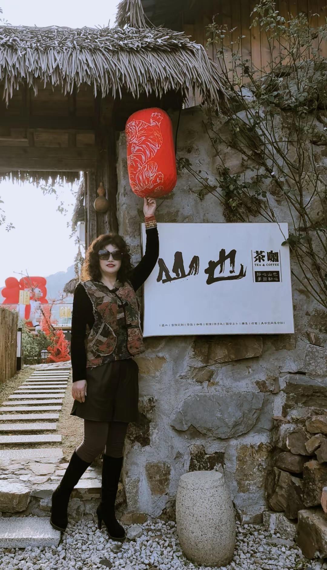 世界或许喧嚣，但你可以在内心修篱种菊，守护一方宁静。