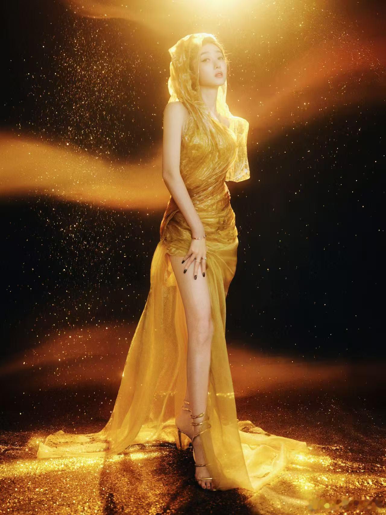 刚刷到红毯图直接被惊艳， 蒋梦婕金灿灿的穿搭太吸睛，闪得亮眼又不失大气～ 