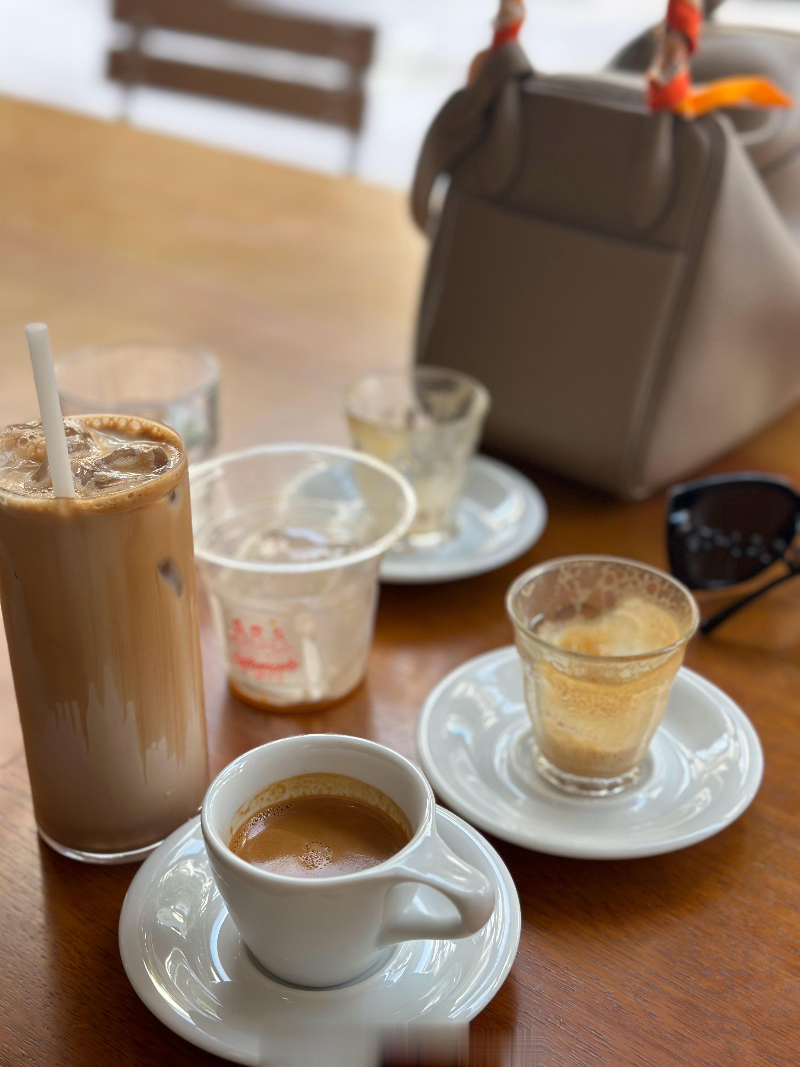 酒店附近找了家口碑不错的cafe喝完就回香港啦 在坡上的窗边感觉就像在重庆版上环