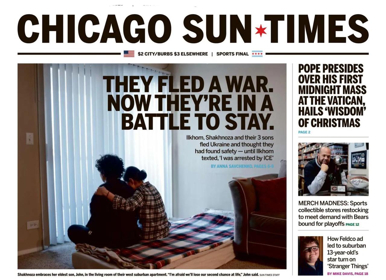 《芝加哥太阳时代报》头版报道，乌克兰难民逃离了一场战争，现在他们正在为留下美国来