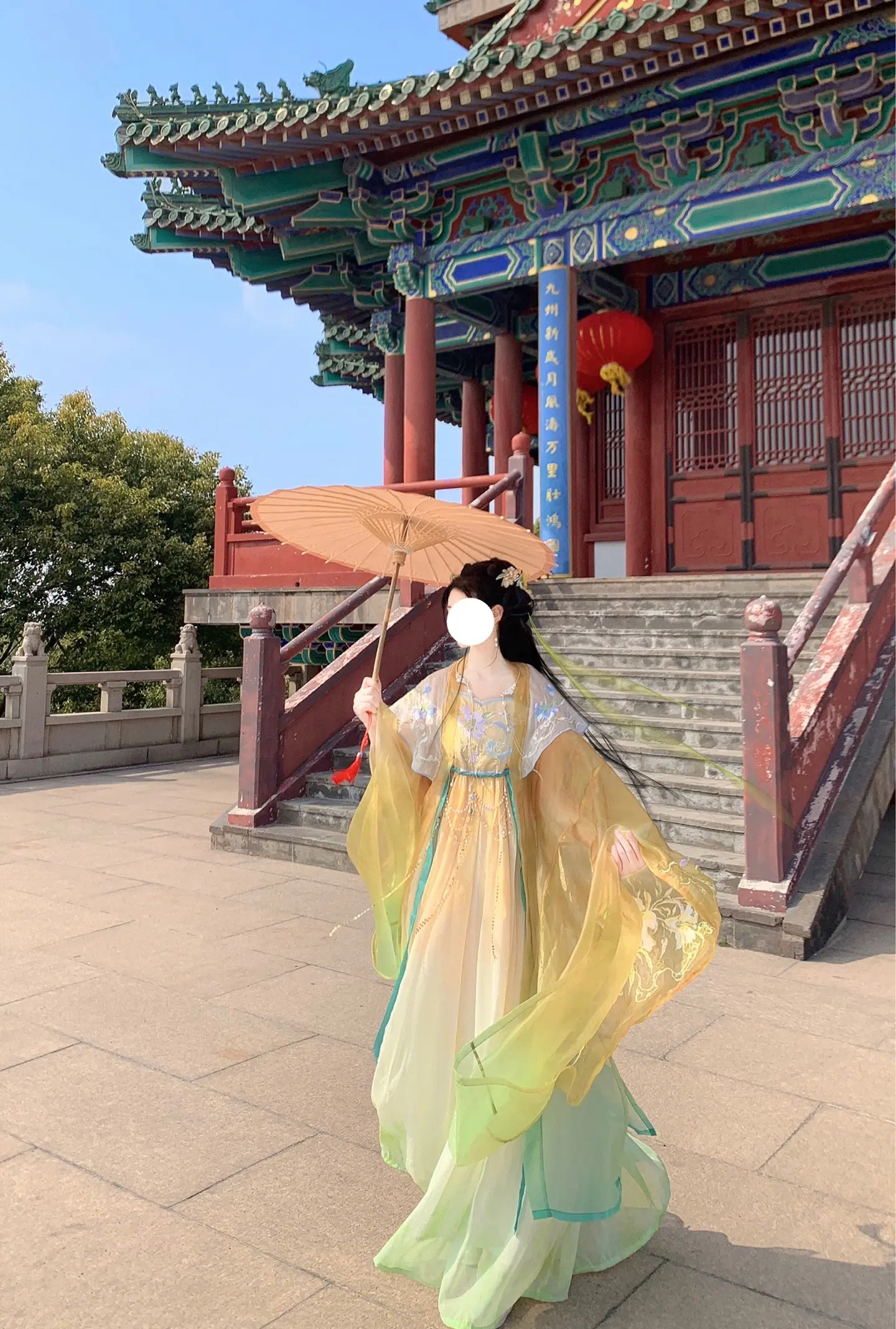 “今天天真蓝，云真白，路之遥…真好看！”