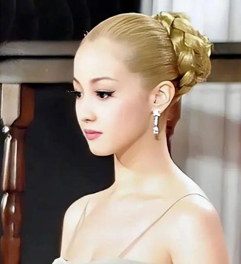 “一个月5次，超过按50万一次收费！”2009年，“亚洲第一美人”泽尻英龙华在婚