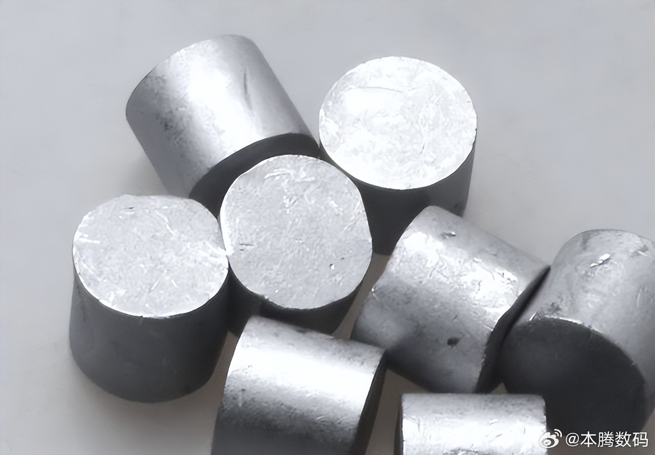 航空航天之外，铼在别的地方也挺能打。国内用铼研发的相关药物，已经能用于肺癌和癌细