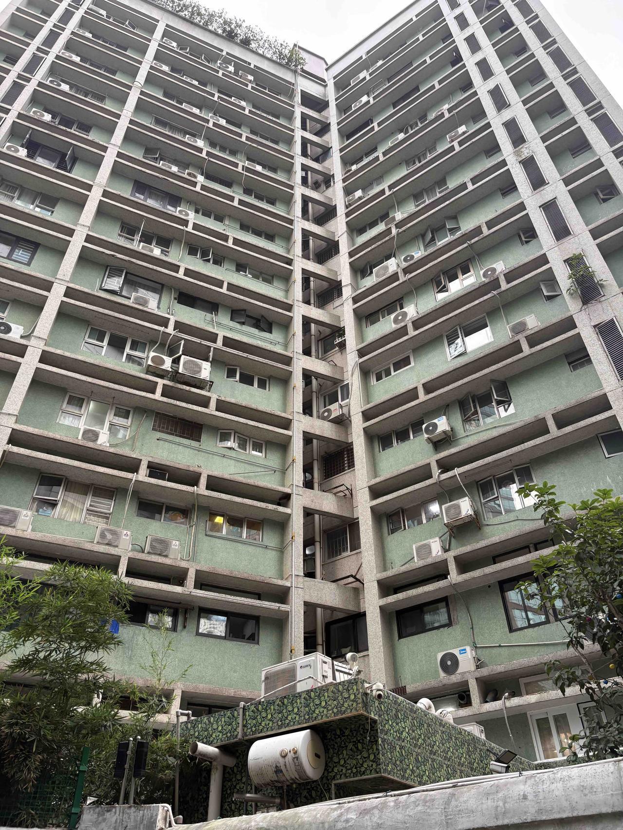 每次路过市中心，看着这样的住宅小区，心里就会想，什么样的人才会看上这样的房子，就