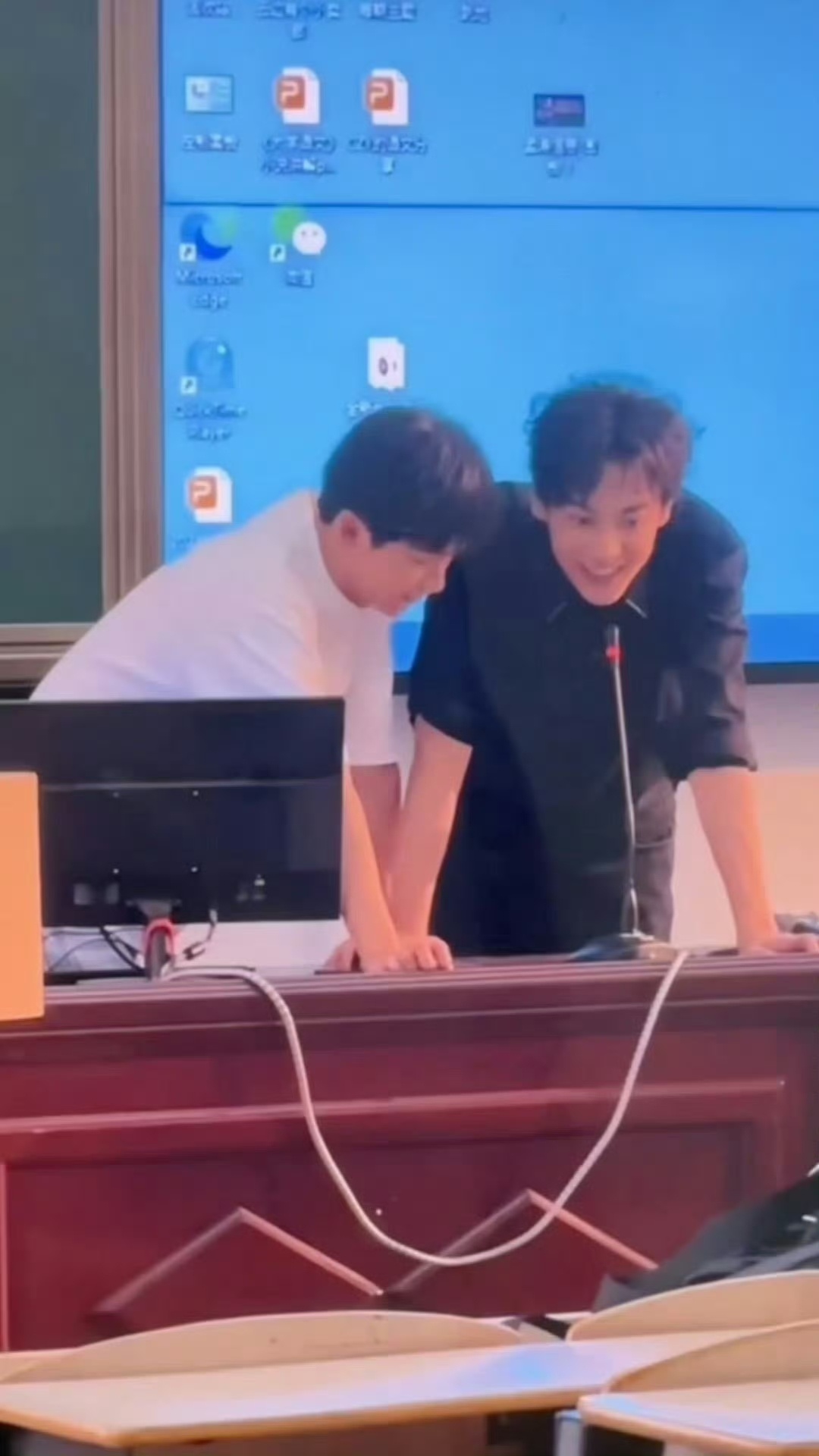 田栩宁梓渝唱大城小爱脑袋都是你心里都是你小小的爱在大城里好甜蜜～啊啊啊啊啊啊七月
