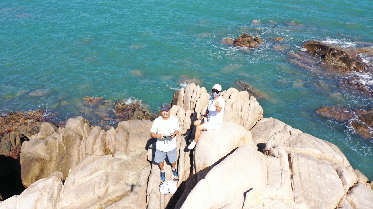今天和小胖去游棋子湾，这是我俩最喜欢的海湾，我们一直觉得它是全国最美的海湾。
棋