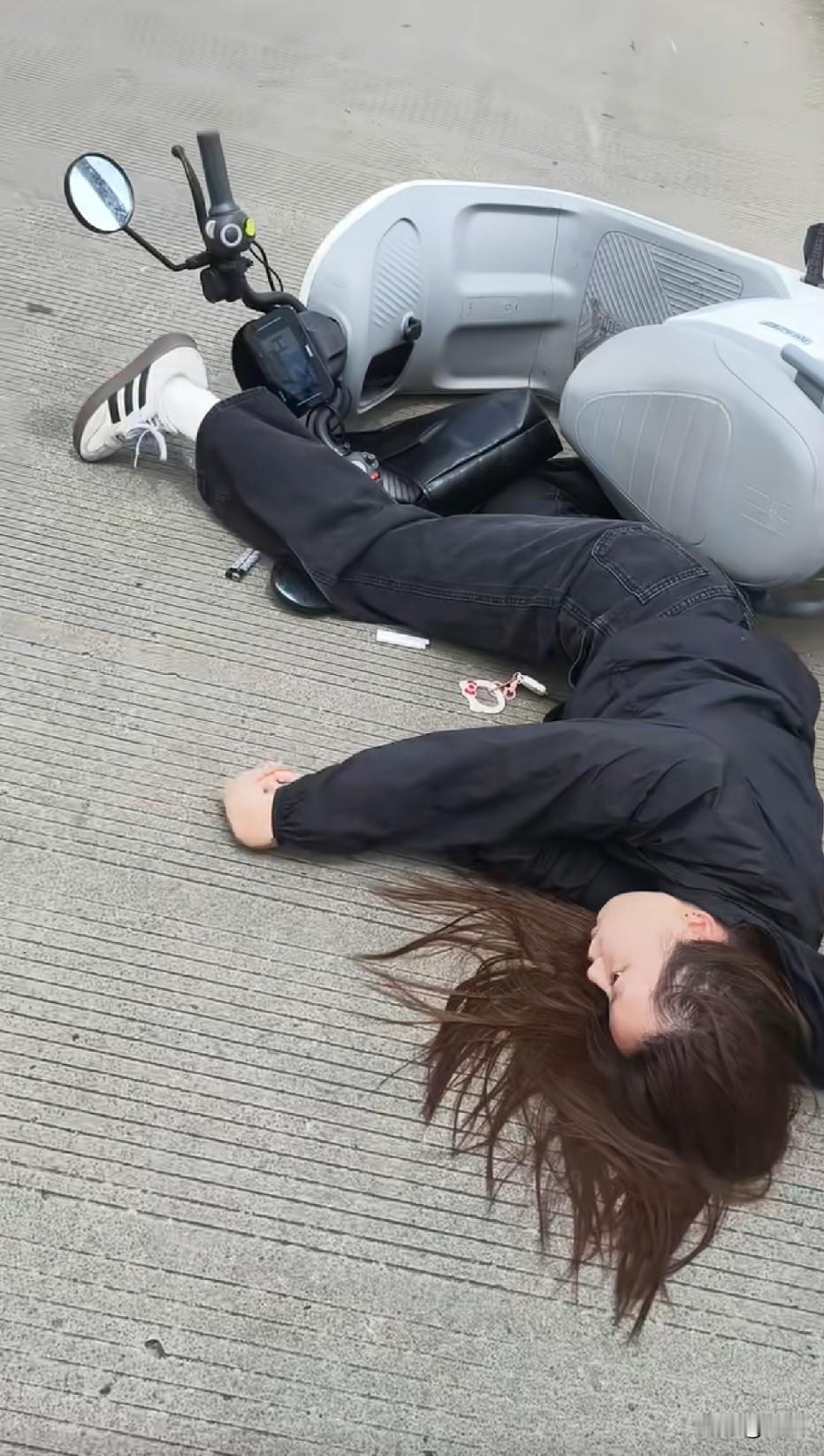 以为是癫痫，是摔到头抽搐了