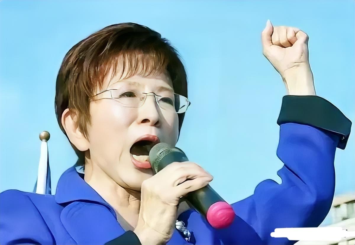 洪秀柱终于坐不住了！
​今天她发出声音，指出网上说她站队某个人的说法是不实信息。