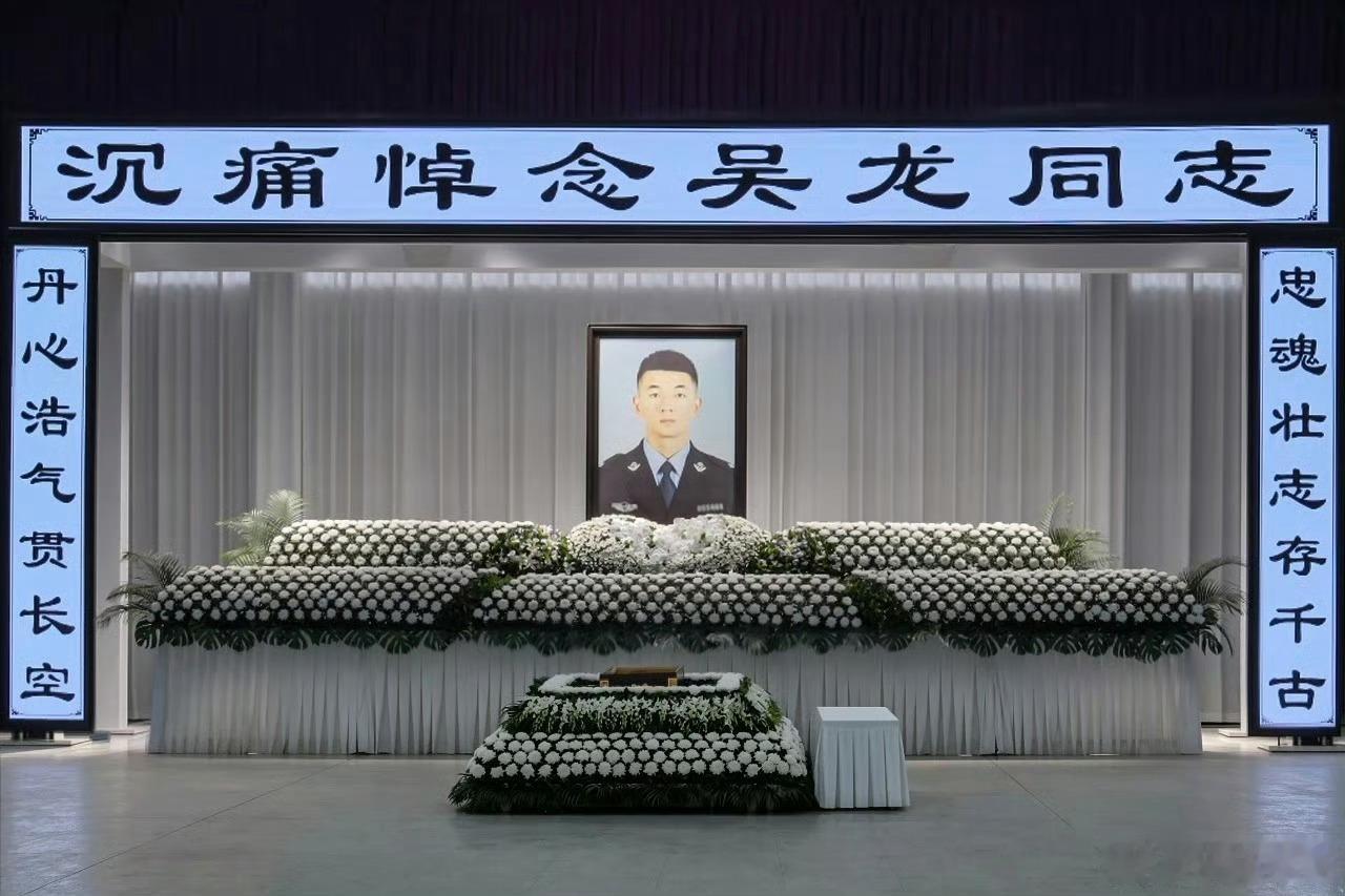 吴龙是深圳市公安局龙岗分局六约派出所民警。7月12日，他为保护群众安全，与持刀歹