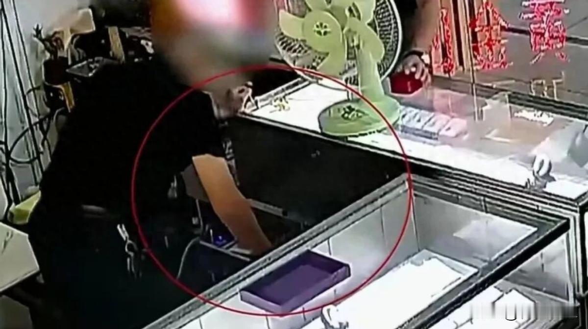 “简直防不胜防！”浙江慈溪，一男子看金价上涨，便决定把65克黄金给变卖了，谁料，