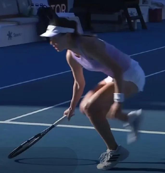 王欣瑜与斯维托丽娜冠军争夺战最新消息:
王欣瑜首盘失利，3-6输给了对手。
第二