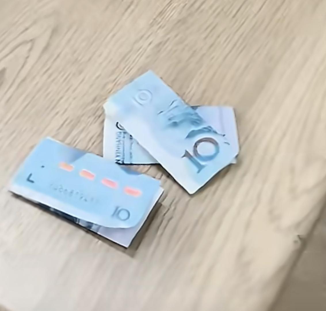 三位顾客到店里吃饭28元
顾客把钱放到桌子上，
老板以为是30元，打开钱直接傻眼