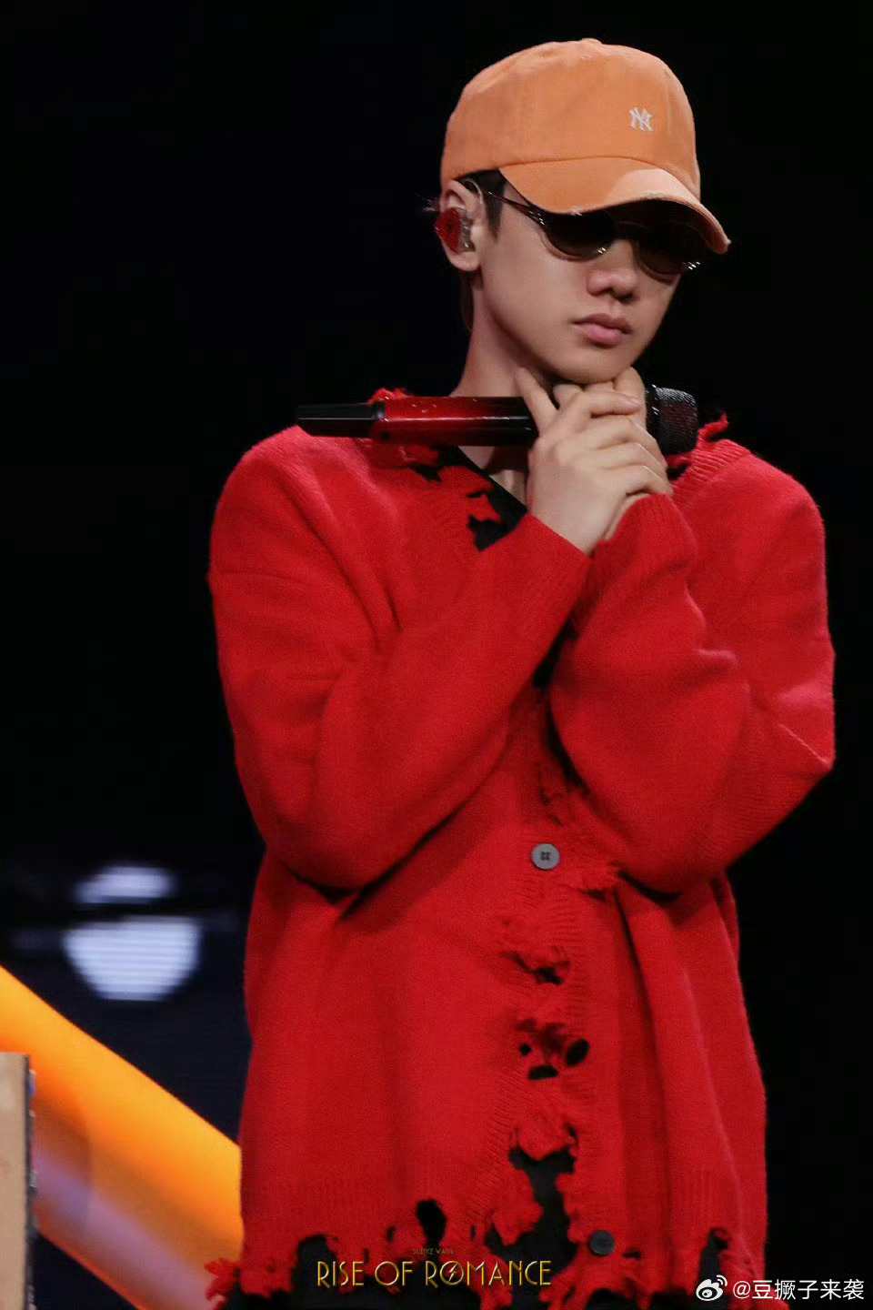 汪苏泷今天不握手了 挥手代替握手，点头代替接触。汪苏泷今天用最安全的方式完成了最