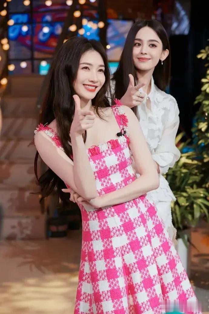 这两个人是不是棋逢对手了？

两位身材高挑的“花瓶”美女合照，你觉得谁最美呢？是