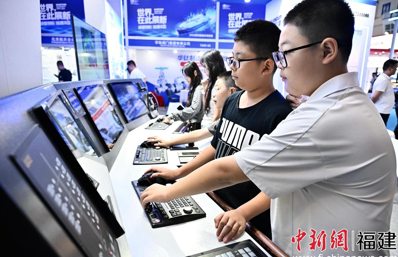 【7000余件海洋装备及科创成果亮相福州】近日，展馆内展示的喷砂机器人。正在福州