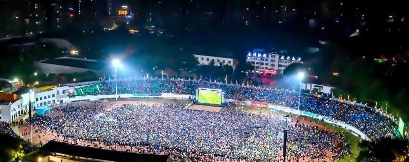 别再用“告花子”称呼他们了。
昨晚，永州队用冠军奖杯让所有质疑者闭嘴。
三年前，