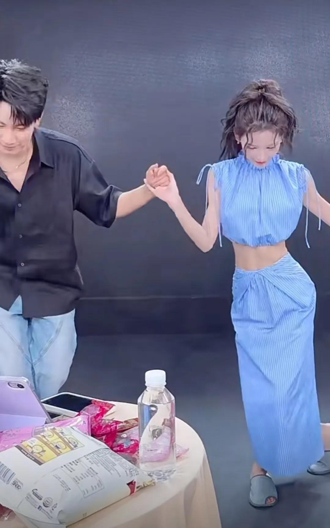 王子奇和张予曦直播一起跳爱的华尔兹，男女主的颜值很在线，看起来太甜了！张予曦穿平