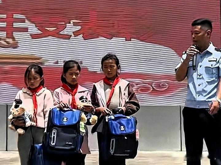 暖心！近日，凉山龙潭小学三名小学女生放学路上的一个善举，惊动民警专程到校送礼，全