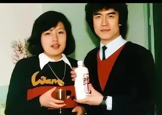 当年李咏与哈文婚礼现场上一张留影 当时李咏拿着郎酒哈文端着杯子 