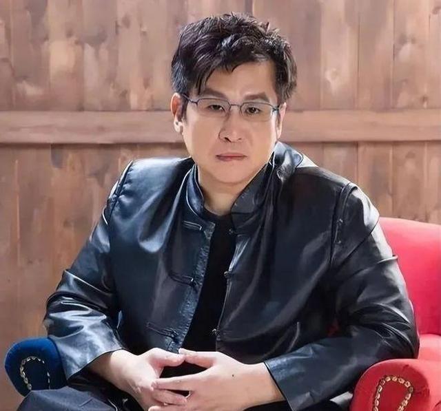 我终于明白了，
这事儿其实挺有意思的，你说一个大明星出门居然不带助理不跟团队，搁