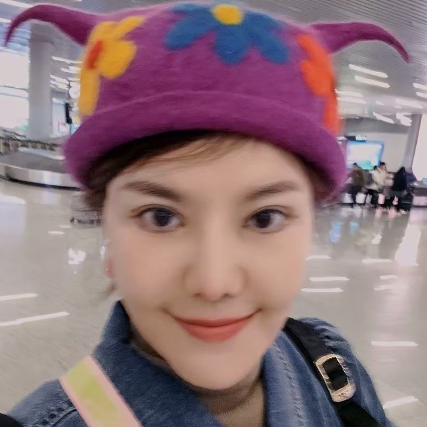 我家孩子把小袜子套到头上了 