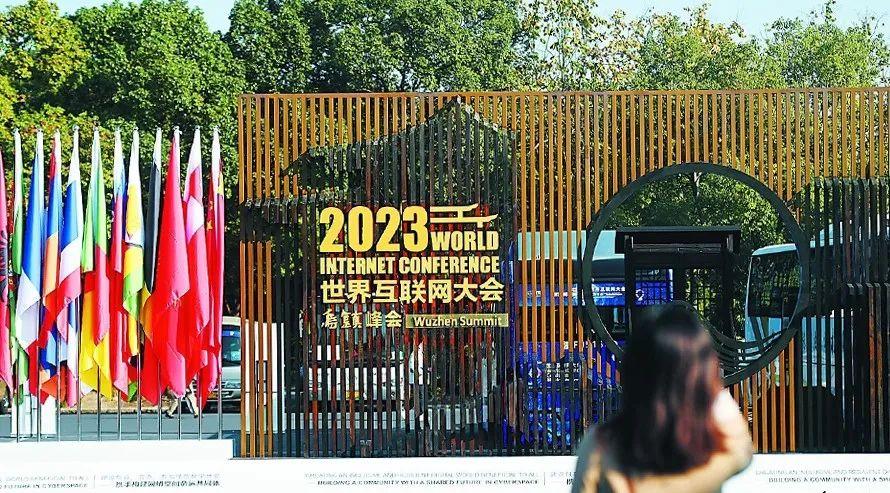乌镇10年大佬红毯史：马云、刘强东、张朝阳们，谁是最会穿衣男人
周鸿祎十年穿衣变