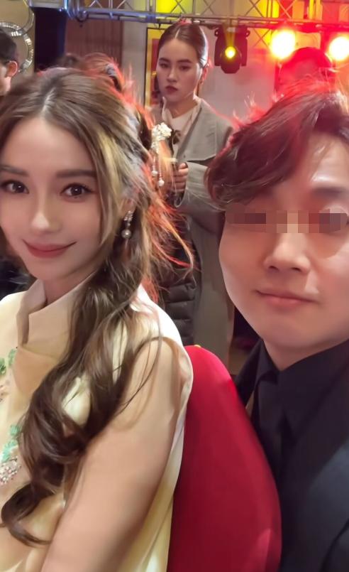 angela baby出席重阳节晚会，网友透露，在北京三里屯遇见了鼻姐，她穿着白