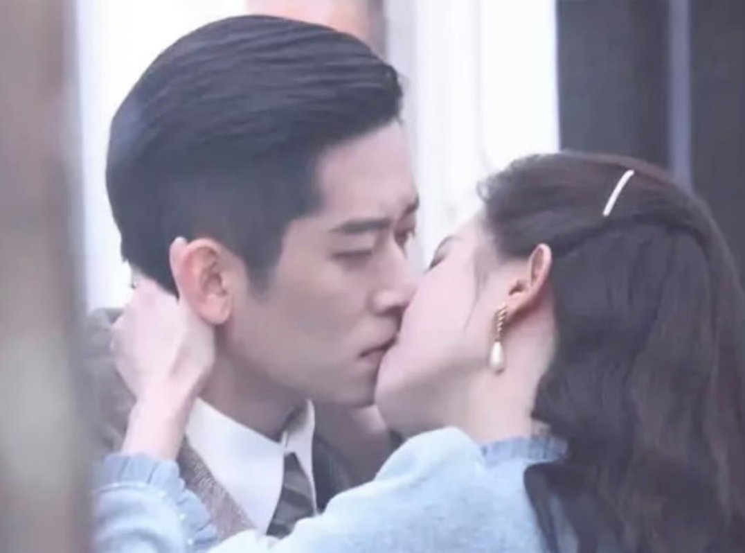 《玉簟秋》丞磊、郭宇欣吻戏路透，男主和女二亲了，看丞磊表情，似乎是被亲，好带感啊