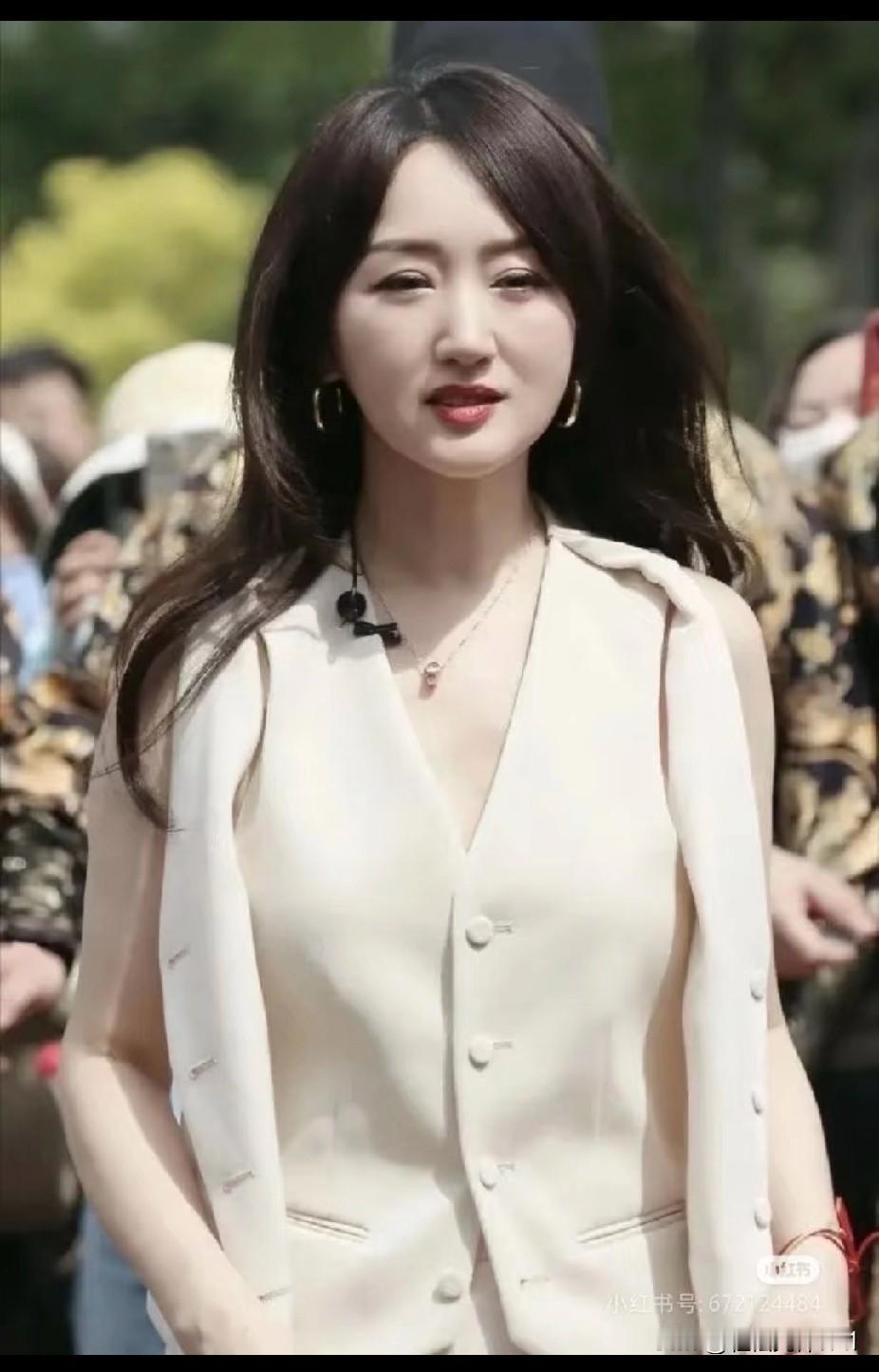 天啊，杨钰莹，你可藏得太深啦！
 
查了才知道，54岁的她可不单单是个知名歌手，