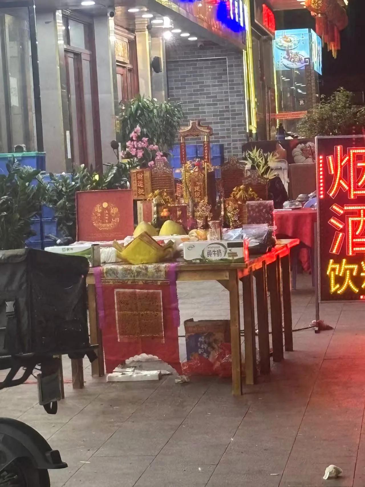 原来各地的小孩都不说当地的方言了
中秋期间跟老婆回她老家潮州过节，在家族聚餐时，