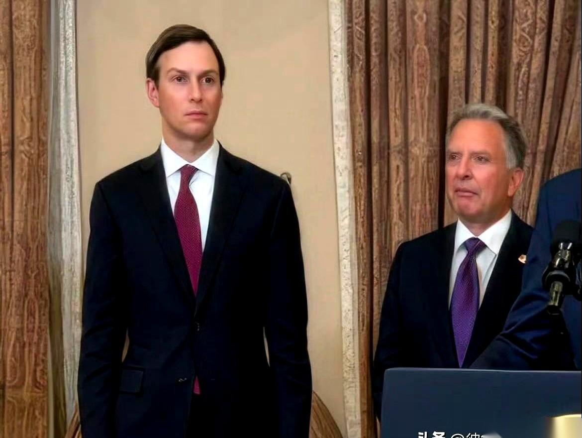 特朗普当年派去跟俄罗斯掰手腕的代表团，这事儿有点意思。
他没派谈判专家，没派职业