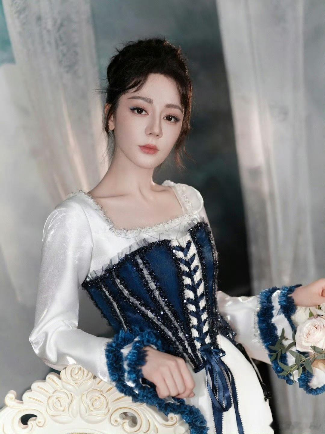迪丽热巴蓝玫瑰油画妆王亚飞给迪丽热巴化蓝玫瑰油画妆王亚飞给迪丽热巴化蓝玫瑰油画妆
