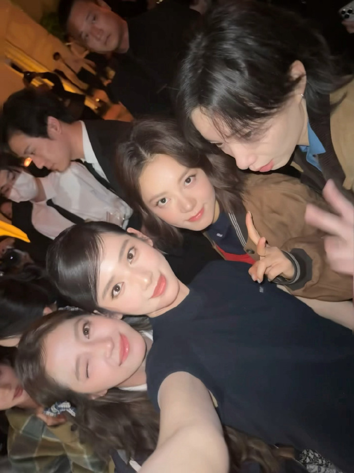 鹤秋分享与赵今麦的 miumiu 同框照，两人造型时尚简约，神态自然大方，同框画
