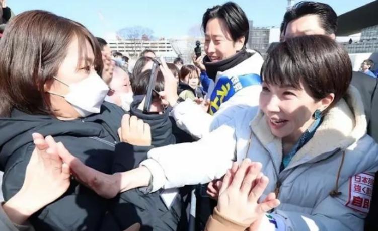 高市早苗突然间发文，宣布一个重大消息，竟然将中国说成“特定国家”！

2月2号，